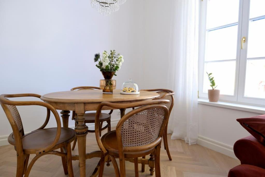 Apartament Lovely 2-bedroom With Free Parking *